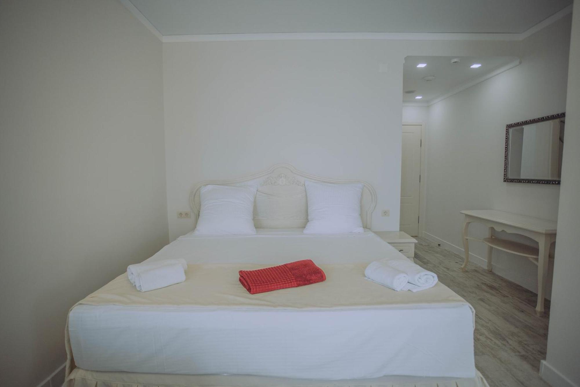 Royal Medis Hotel Батуми Экстерьер фото